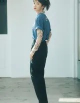 谭松韵扎着可爱丸子头，身穿灰色连帽卫衣，在空旷场地欢快奔跑，衣袂随风扬起，动作充满动感与朝气，宛如漫画中走出的元气少女。