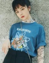 谭松韵以丸子头造型出镜，身穿浅色运动套装，于柔和光线下轻盈跳跃，发丝与衣角飞扬，瞬间定格了青春无敌的动感与欢乐。