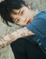 谭松韵身着黑色运动背心与长裤，在健身房内双手支撑器械，身体舒展，展现出柔韧与力量兼具的优美线条，神情专注而自信。