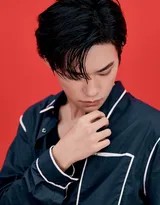 特写镜头下，易烊千玺的指尖轻触衣领，细腻神情与服装质感交织出安静的诗意