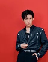 光影巧妙分割面容，一半没入红色暗影，一半被柔和光线照亮，蓝衫领口线条利落