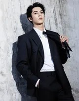 光影交错间王鹤棣直视镜头，白衬衫领口洁净如雪，与深邃眼神形成强烈对比