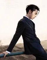 都市夜幕下王鹤棣背影挺拔，西装轮廓成为一道利落剪影，故事感十足