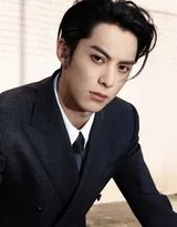 王鹤棣置身现代空间，经典西装造型与几何背景交融，尽显摩登先锋气质