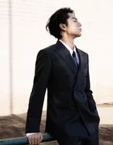 王鹤棣倚靠光影墙面，西装外套随意敞开，展露随性不羁的都市型男魅力