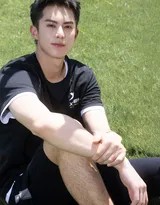 王鹤棣侧身站立，身着运动短裤和白色背心，展现优越的肩颈与手臂线条，运动感十足。