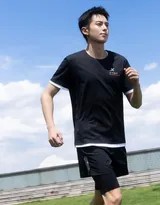 王鹤棣以运动造型置身于都市背景中，整体画面色彩明亮，充满夏日清新与动感气息。