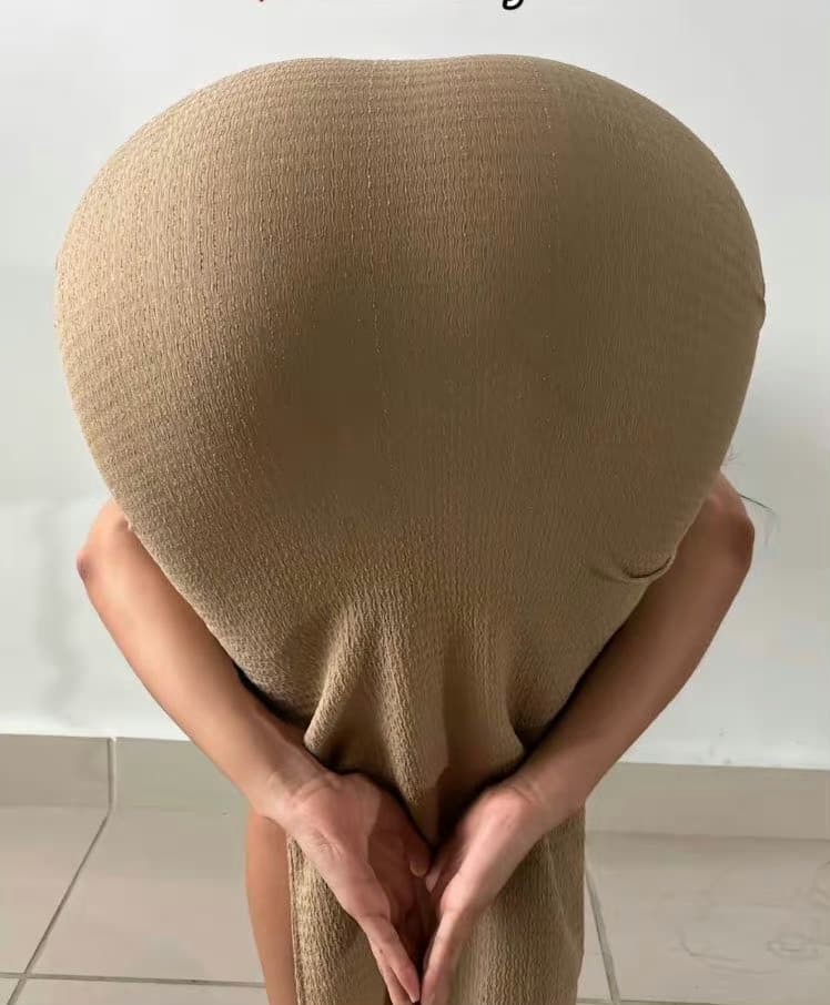 练习者在进行深度前屈伸展，身体柔韧地贴近腿部，氛围专注而平静，体现了瑜伽的柔韧与内在专注。