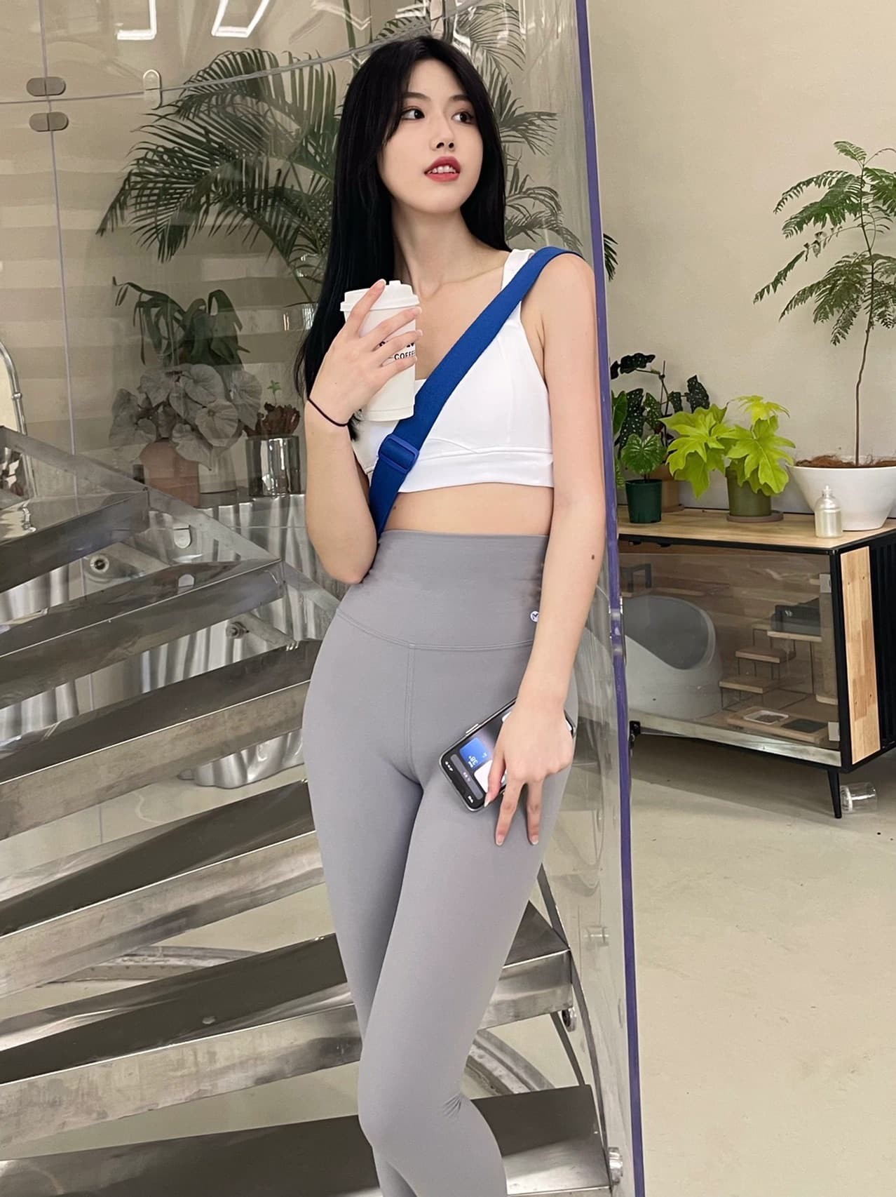 伸展的侧弯体式，犹如柳枝随风，缝隙中流淌着宁静与平衡