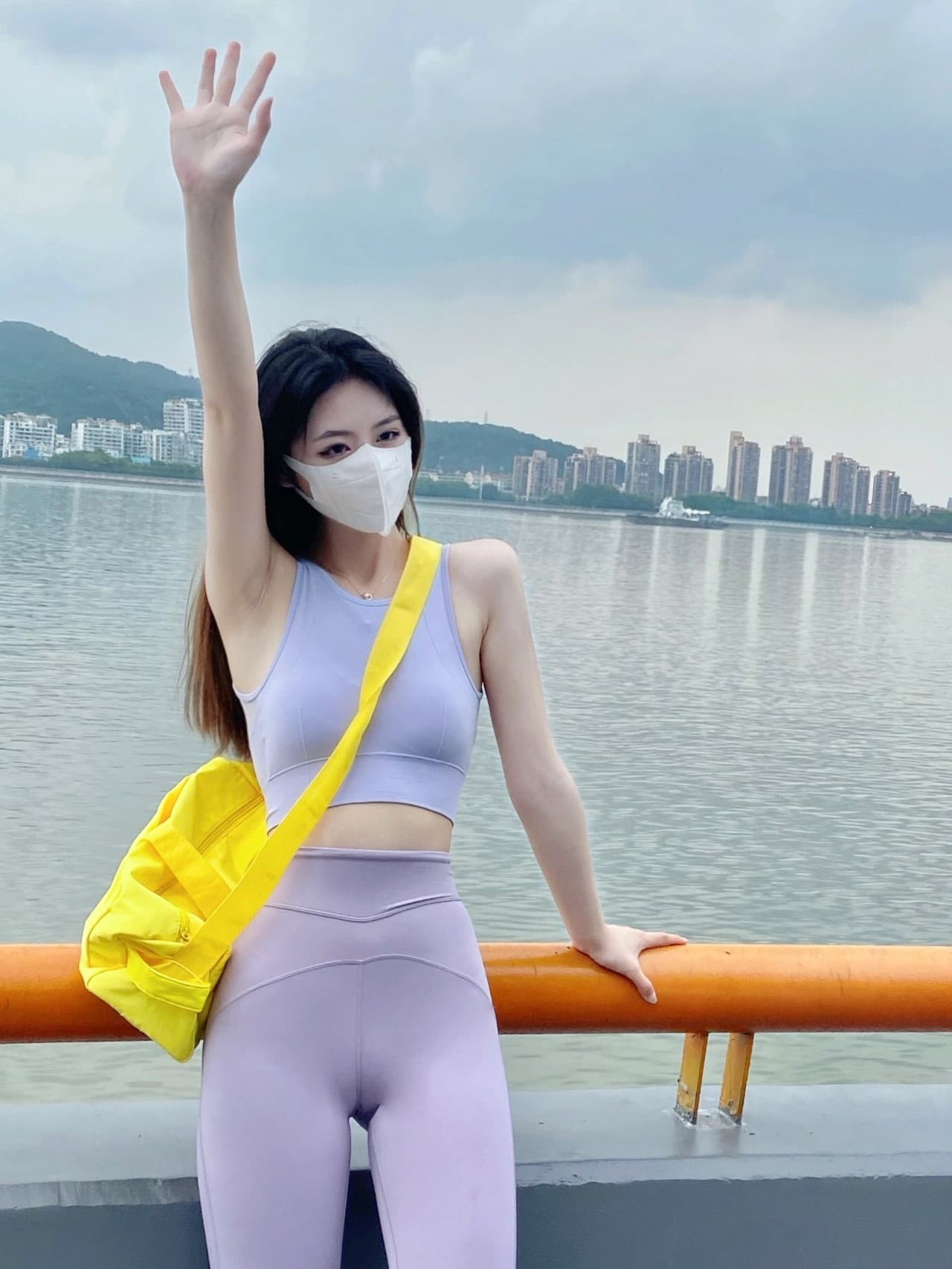 战士式体式中，双腿稳立如山，手臂伸展如翼，缝隙间充满自信与决断