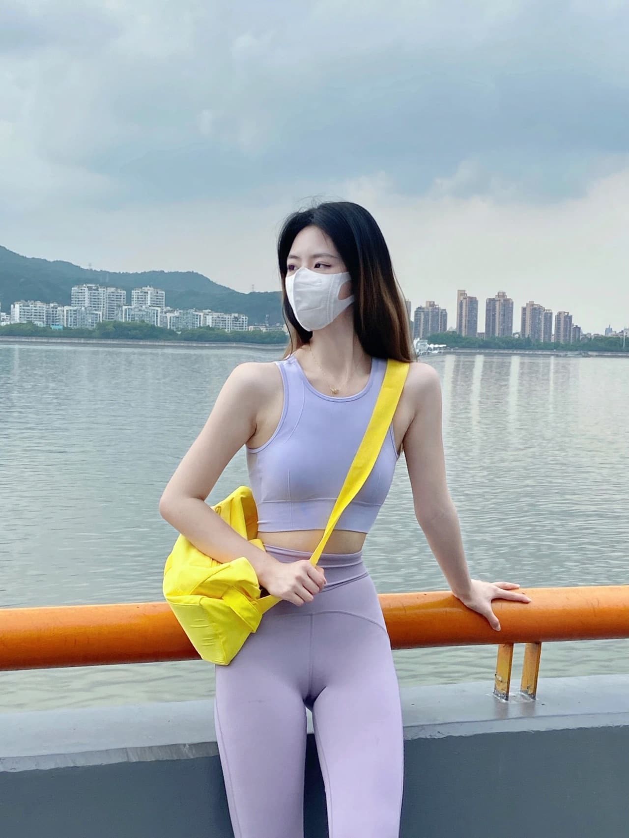 平衡树式体式，单足立地如扎根古木，缝隙中流淌着静谧与专注的能量