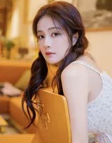 白鹿坐于窗边，阳光洒落，她回眸浅笑眼神温柔