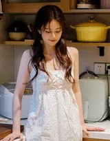 白鹿手捧书本站立，低头阅读神情专注，氛围宁静