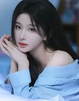 镜头特写她精致的面容，长睫低垂，嘴角含着一丝若有若无的微笑，仿佛沉浸在美好的思绪中。