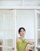 祝绪丹背影翩跹，绿色长裙拖曳于地，于空旷场景中勾勒出一幅孤傲又温柔的绝美画卷