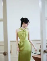 柔光聚焦，祝绪丹手持轻纱翩然转身，裙裾飞扬瞬间定格永恒优雅