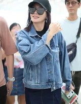 秦岚现身深圳机场，身穿浅色牛仔外套内搭白色T恤，肩背休闲大包，对镜头展露亲切笑容，状态轻松自然。