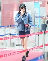 秦岚回眸望向镜头，眼神温柔而明亮，秋日阳光为她的发丝镀上一层金边，画面温暖治愈。