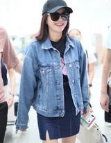 镜头捕捉秦岚侧身瞬间，她手提简约托特包，发型利落，展现出优雅的侧颜与从容的出行姿态。