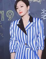 秦岚行走间被抓拍的动态画面，西装裤腿随风微动，身姿挺拔步履生风，展现出动感与静态交融的时尚叙事感