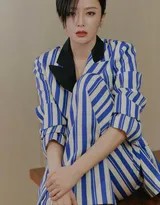 秦岚背影或半身特写，突出西装背部剪裁与短发轮廓，在极简背景中构成几何美感画面，意境悠远令人回味