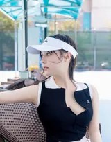 双手握拍准备接球，眼神专注望向远方，运动短裙随着姿势自然摆动