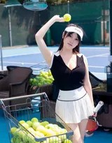 阳光透过绿树洒在红土场上，戴棒球帽的女生手持球拍嫣然回眸，浅色短裙随风轻扬