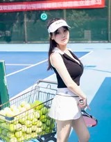 抬头仰望空中网球，手臂自然伸展，上衣下摆露出健康腰线，画面充满动势