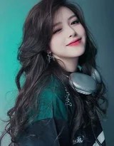 近距离特写女生聆听耳机的专注侧脸，柔和光线凸显了细腻的皮肤质感与宁静神情