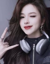 女生跪坐于地，置身于简约室内环境中，一场无声的音乐冥想正在悄然进行