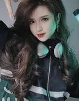 暖色调灯光下，女生慵懒倚靠，耳机线随意垂落，散发着舒适惬意的氛围