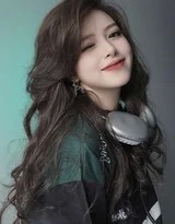 逆光勾勒出女生优雅的颈部线条与耳机轮廓，发丝边缘闪耀着金色的光芒