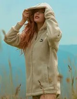 特寫鏡頭下泫雅手指輕撩髮絲展現慵懶迷人的神態