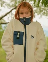 泫雅身著白色方領上衣在綠意盎然的草地上展露明媚笑容