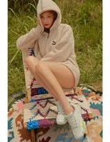 泫雅慵懶側臥於野餐毯上手托臉頰眼神純真而深邃