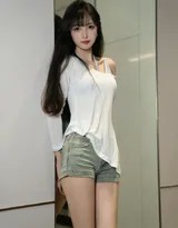 慵懒坐于衣帽间长凳上，双腿交叠展现优雅曲线，背景衣柜陈列井然