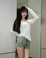 阳光透过百叶窗斑驳洒落，美女手持衣物伫立，白衣被镀上金色光晕