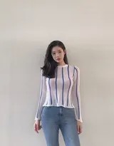 模特身着修身牛仔裤倚靠墙边，丹宁面料完美勾勒出身体流畅的线条，展现出力量与柔美兼具的都市气质。