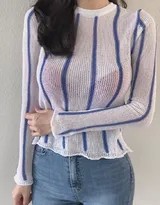 模特坐姿放松，专注于调整衣物，牛仔裤的质感与日常瞬间被定格，充满了生活化的真实魅力。