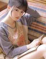 黑白光影间，短发女孩轻抚发丝，JK衬衫与格纹裙的细节在网袜的衬托下显得格外迷人