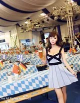 午后室内，短发少女坐在椅子上伸展双腿，网袜与皮鞋的搭配在格纹裙摆下若隐若现，充满休闲诱惑