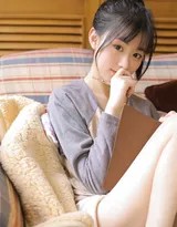 身着深色JK制服的短发女孩倚靠墙边，网袜包裹下的双腿线条优美，眼神中流露出自信与神秘