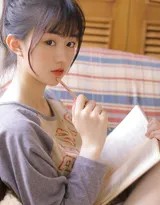 俏丽短发少女身穿经典JK制服，在阳光下回眸浅笑，格子短裙随风轻扬