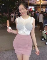 光影交织的静谧时刻：身着黑色紧身裙的女士在室内暖光下倚靠，面料质感细腻，侧影宁静而充满故事感