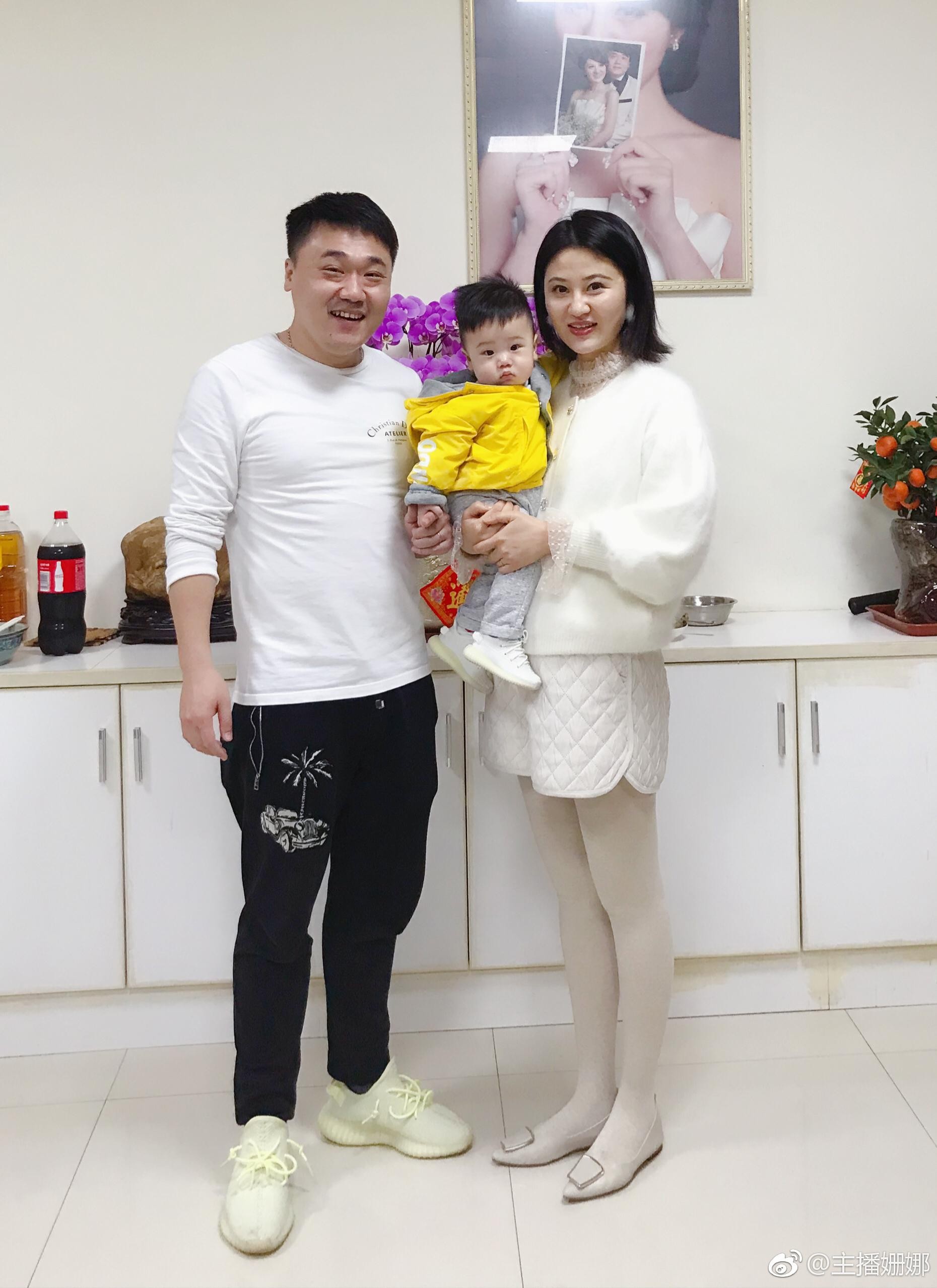 姗娜侧身倚坐，午后暖阳轻抚其素净面庞与优雅腿部线条