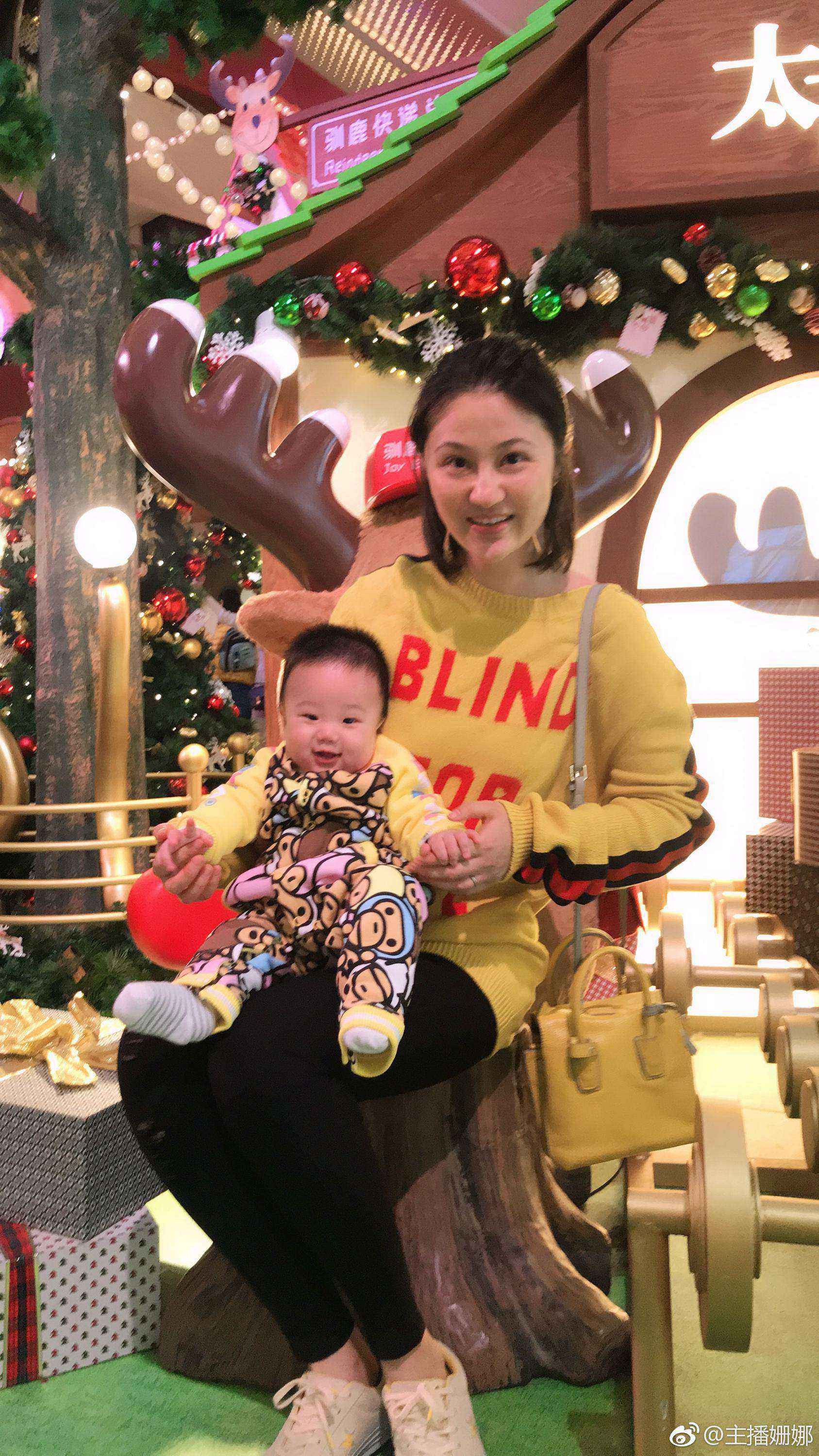 光影交错中，姗娜轻抚发丝，黑色丝袜勾勒出纤细修长的腿部曲线