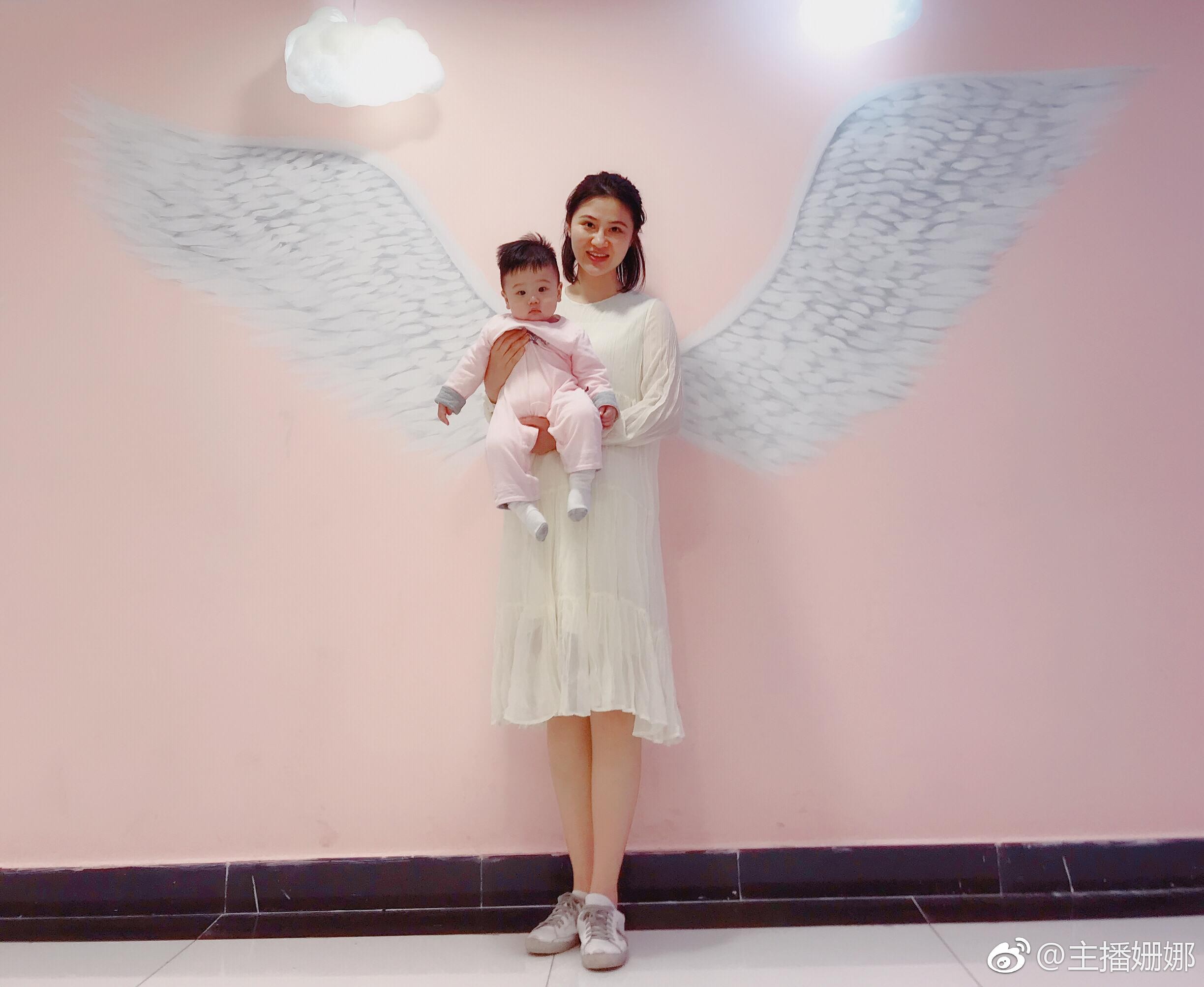 居家一隅，姗娜抱膝而坐，眼神恬静，尽显休闲时光的静谧美好