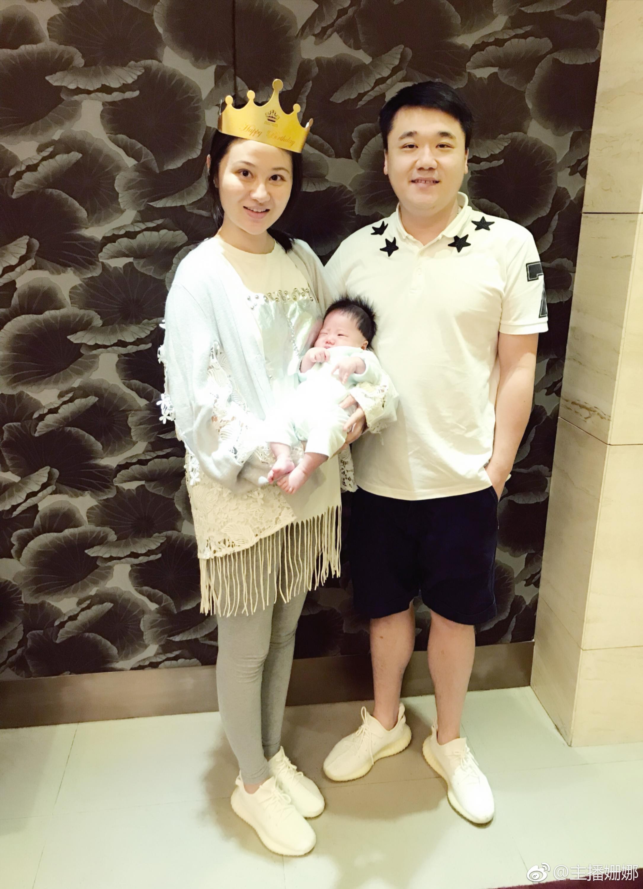 姗娜漫步于简约空间，自然步态下腿部线条延伸，散发从容气质