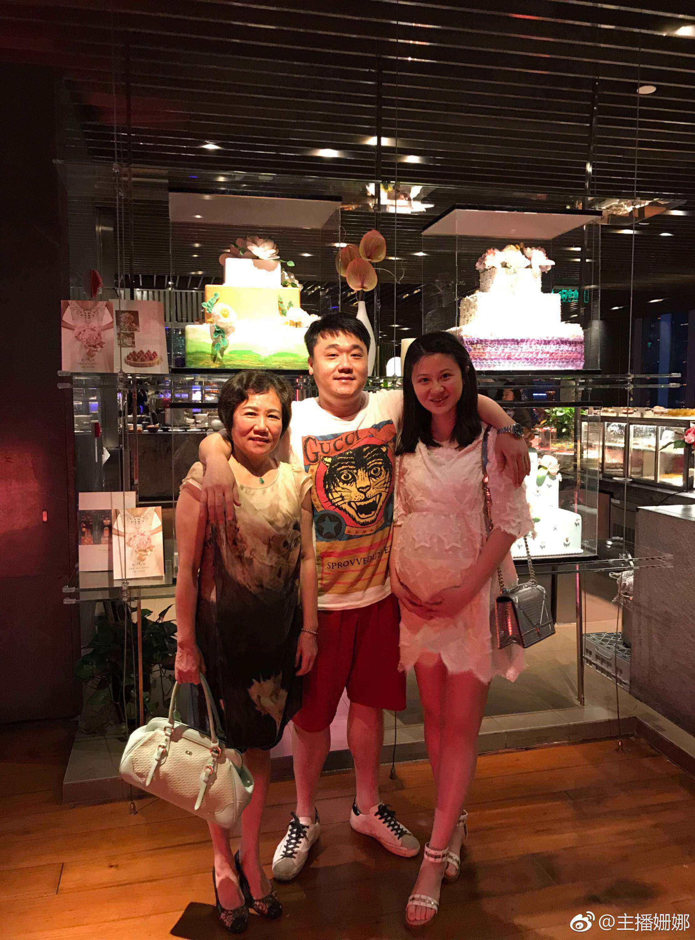 特写镜头下，姗娜素颜肌肤细腻，眼神温柔而坚定，诉说内在力量