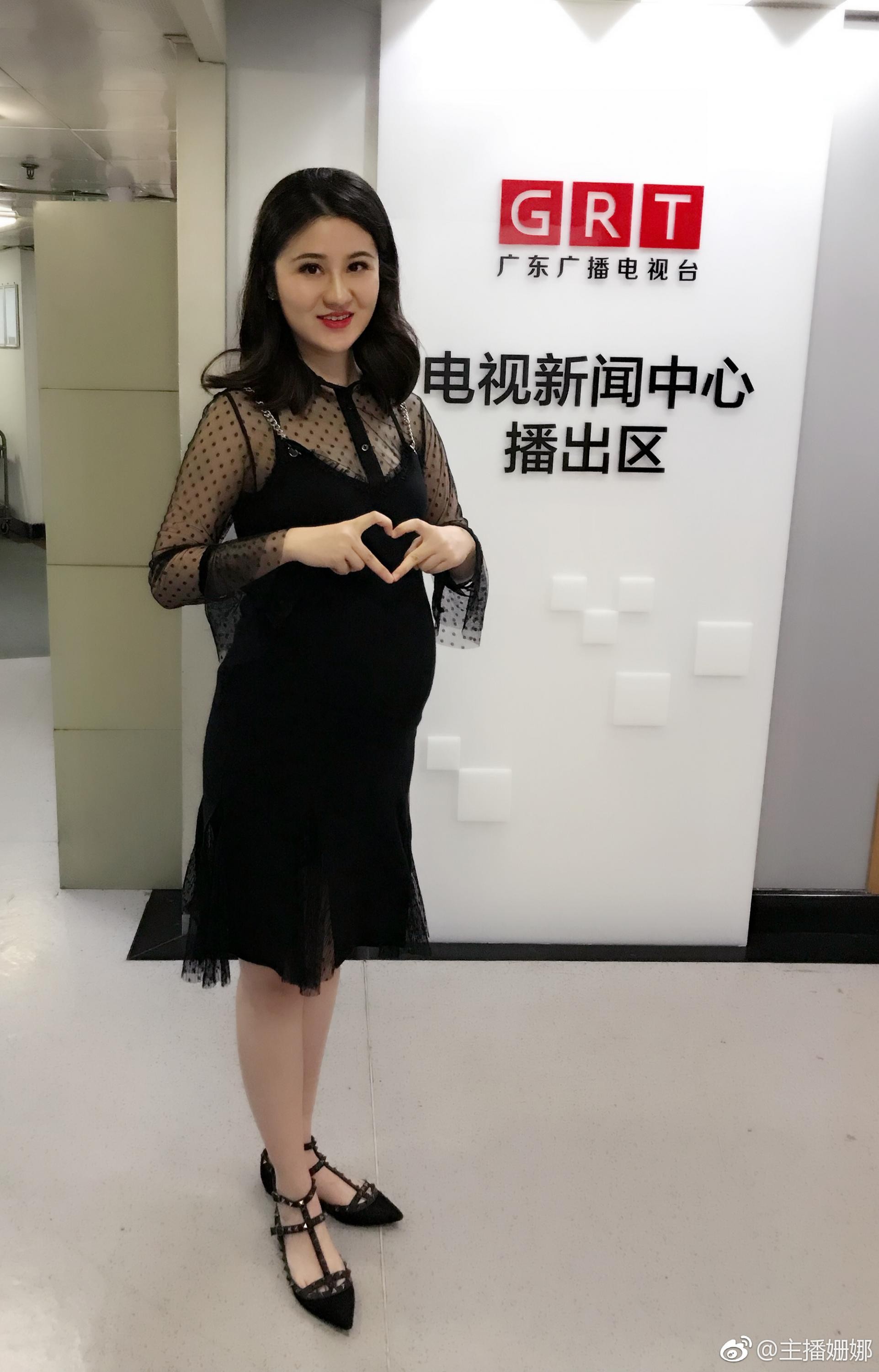 倚靠窗边沉思，身体曲线在简约服饰与丝袜衬托下显得松弛而优雅